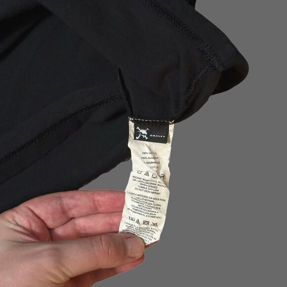 Oakley Hawaii RARE Men's Graphic Tee Size XL GUC Black - Picture 5 of 6